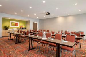 Menomonee FallsHome2 Suites By Hilton Menomonee Falls Milwaukee的一间有桌椅的会议室 更多34张照片