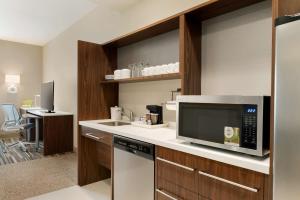 Home2 Suites By Hilton Menomonee Falls Milwaukee的厨房或小厨房