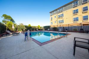 Bazén v ubytování Hampton Inn & Suites Port Arthur nebo v jeho okolí