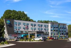 Tru By Hilton Saint Joseph في ستيفنزفيل: فندق عهدة جديد مع وجود سيارات متوقفة في موقف للسيارات