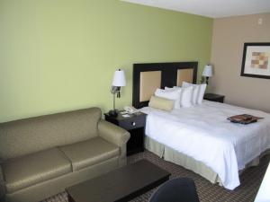 Postel nebo postele na pokoji v ubytování Hampton Inn Lindale/Tyler