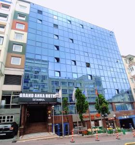 un gran edificio de cristal con un cartel. en Grand Anka Hotel, en Estambul