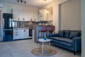 - un salon avec un canapé et une table dans l'établissement Rigel Apartments 2, à Ioannina