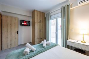 um quarto com uma cama com toalhas em Rigel Apartments 2 em Ioannina