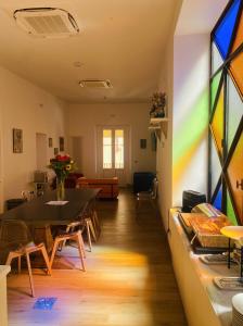 comedor con mesa y ventana en Corvaja Inn en Taormina