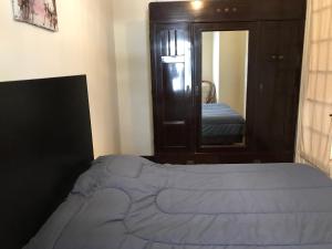 um quarto com uma cama e um espelho grande em The Wall Montevideo [ 105 ] Live in the Old Town em Montevidéu
