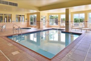 una piscina en el medio de una casa en Hilton Garden Inn Indianapolis/Carmel, en Carmel