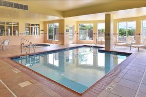 カーメルにあるHilton Garden Inn Indianapolis/Carmelの家の中庭のプール