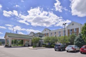 カーメルにあるHilton Garden Inn Indianapolis/Carmelの駐車場に車が駐車されている建物