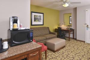 カーメルにあるHilton Garden Inn Indianapolis/Carmelのリビングルーム(テレビ、ソファ付)