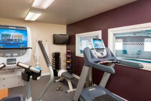 Fitness centrum a/nebo fitness zařízení v ubytování DoubleTree by Hilton Vancouver