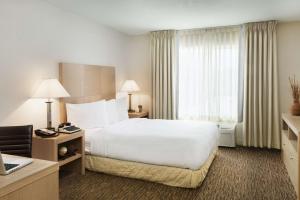 Postel nebo postele na pokoji v ubytování DoubleTree by Hilton Vancouver