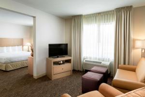 TV a/nebo společenská místnost v ubytování DoubleTree by Hilton Vancouver