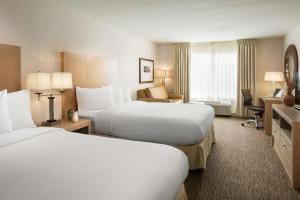 Postel nebo postele na pokoji v ubytování DoubleTree by Hilton Vancouver