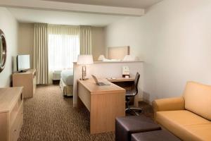 TV a/nebo společenská místnost v ubytování DoubleTree by Hilton Vancouver