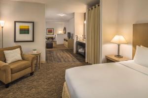 Postel nebo postele na pokoji v ubytování DoubleTree by Hilton Vancouver