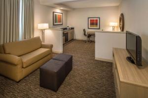 TV a/nebo společenská místnost v ubytování DoubleTree by Hilton Vancouver