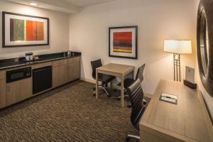 Kuchyň nebo kuchyňský kout v ubytování DoubleTree by Hilton Vancouver