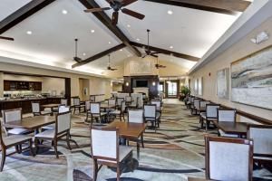 Homewood Suites by Hilton Houston West-Energy Corridor في هيوستن: غرفة طعام مع طاولات وكراسي
