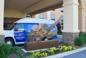 una scultura davanti a un furgone in un parcheggio di Hampton Inn & Suites Nashville at Opryland a Nashville