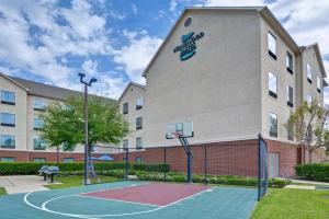una cancha de baloncesto frente a un edificio en Homewood Suites by Hilton Houston West-Energy Corridor en Houston
