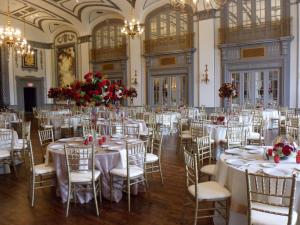 uma sala cheia de mesas e cadeiras com flores em The Tudor Arms Hotel Cleveland - a DoubleTree by Hilton em Cleveland