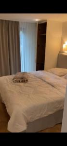 - un lit blanc dans une chambre avec fenêtre dans l'établissement Villa Musette, à Antibes