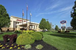 un edificio con una señal delante de él en Hampton Inn Hagerstown-Maugansville en Hagerstown