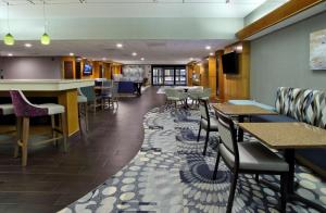 a restaurant with tables and chairs and a bar at Hampton Inn Hagerstown-Maugansville in Hagerstown