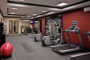 Hampton Inn & Suites Saginaw في ساجيناو: صالة ألعاب رياضية مع أجهزةالجري ومعدات القلب في الغرفة