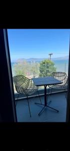 un tavolo e sedie su un balcone con vista di Apartment sea view chalkida a Calcide