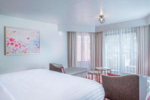 Cliffrose Springdale, Curio Collection By Hilton客房内的一张或多张床位