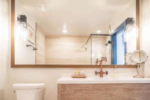 Cliffrose Springdale, Curio Collection By Hilton的一间浴室