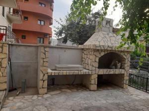 kamienny piec z psem siedzącym wewnątrz niego w obiekcie Apartmani Lucia Biograd w Biogradzie na Moru