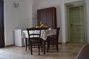 ロコロトンドにあるIl Gelso Selvaticoのダイニングルームテーブル、椅子、フルーツボウル