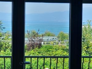 una ventana con vistas al océano en Villa La Magnolia - Private Beach Access, Garden, Views, en Lazise