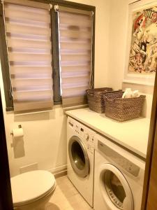 - une buanderie avec un lave-linge et des toilettes dans l'établissement Maison hypercentre et bord de mer, à Villers-sur-Mer