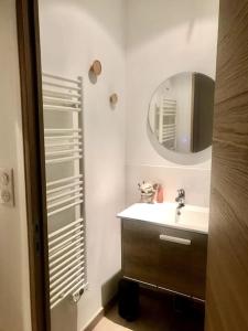 une salle de bain avec un lavabo et un miroir dans l'établissement Maison hypercentre et bord de mer, à Villers-sur-Mer 16 autres photos