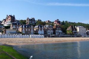un groupe de maisons sur la rive d'une plage dans l'établissement Maison hypercentre et bord de mer, à Villers-sur-Mer