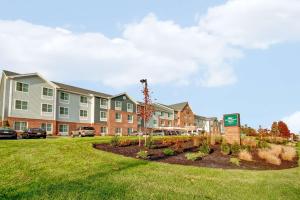 a building with a lawn in front of a building at Homewood Suites by Hilton Bridgewater/Branchburg in Branchburg Park