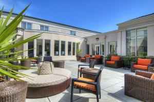 een patio met stoelen en tafels in een gebouw bij Hilton Garden Inn Livermore in Livermore