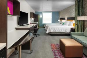 佩吉Home2 Suites By Hilton Page Lake Powell的配有床和书桌的酒店房间