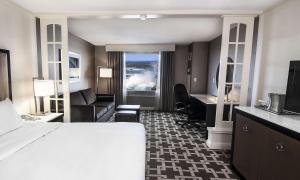 um quarto de hotel com uma cama e uma secretária em Hilton Niagara Falls/ Fallsview Hotel and Suites em Cataratas do Niágara