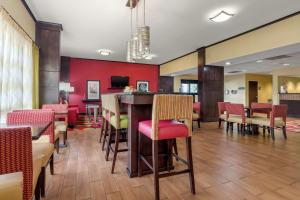 a restaurant with a bar with chairs and tables at Hampton Inn Brookhaven in Brookhaven