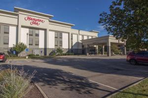 un bâtiment avec une voiture garée sur un parking dans l'établissement Hampton Inn Medina, à Medina