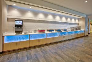 Home2 Suites By Hilton Wichita Falls, Tx的电视和/或娱乐中心
