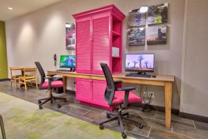 Home2 Suites By Hilton Wichita Falls, Tx的电视和/或娱乐中心