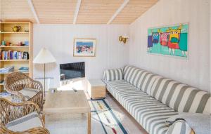 FuglsangにあるStunning Home In Grenaa With 3 Bedrooms And Wifiのリビングルーム(ソファ、テーブル付)