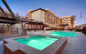 une piscine en face d'un bâtiment dans l'établissement Hilton Garden Inn Prescott Downtown, Az, à Prescott