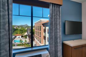 TV a/nebo společenská místnost v ubytování Hilton Garden Inn Prescott Downtown, Az
